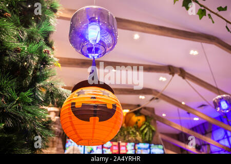 Le zucche con luci decorata su alberi ad una festa di Halloween. Foto Stock