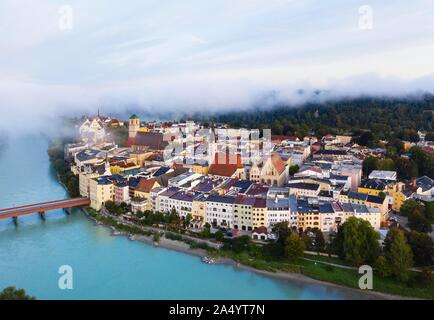 Città vecchia all'alba e nebbia, moated castle am Inn, fiume Inn, vista aerea, Alta Baviera, Baviera, Germania Foto Stock