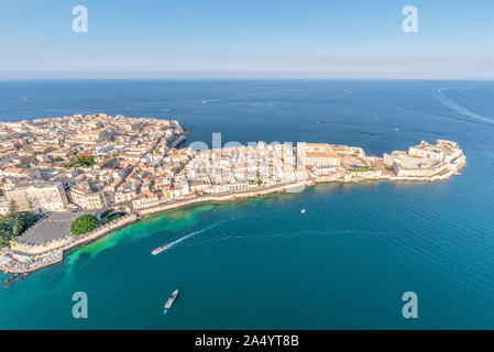 Città costiera Siracusa Sicilia e la vecchia isola di Ortigia Foto Stock