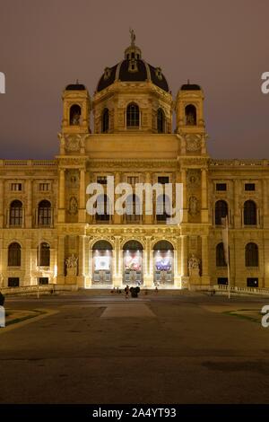 Museo di Storia Naturale, night shot, Maria-Theresien-Square, Vienna, Austria Foto Stock