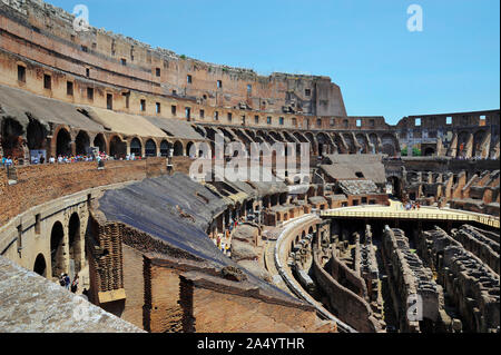 I turisti il floccaggio al Colosseo, uno dei più visitati punto di riferimento a Roma anche noto come l'Anfiteatro Flavio, all'interno delle viste, Roma, Italia Foto Stock