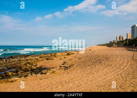 Vista di terra e mare con scogli a umdloti, kwazulu-natal Foto Stock