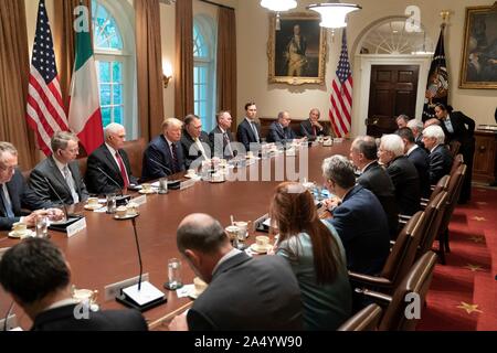 Washington, Stati Uniti d'America. 16 ottobre, 2019. U.S presidente Donald Trump, sinistra, uniti dal Vice Presidente Mike Pence, tenere un ampio incontro bilaterale con il presidente italiano Sergio Mattarella, destra nel Cabinet Room della casa bianca Ottobre 16, 2019 a Washington, DC. Credito: Shealah Central Plaza Hotel/White House foto/Alamy Live News Foto Stock