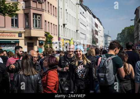 Punks su Oranienstrasse il giorno di maggio 2019 a Berlino, Germania Foto Stock