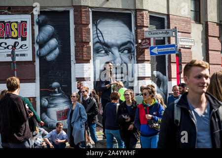 La folla vicino a Jack Nicholson artwork il giorno di maggio 2019 a Berlino, Germania Foto Stock