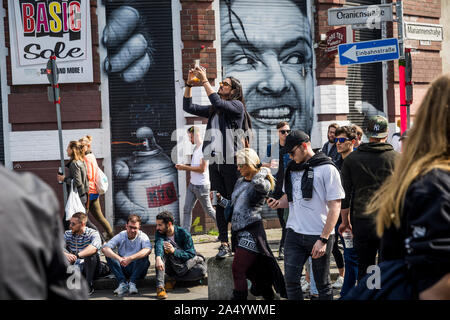 La folla vicino a Jack Nicholson artwork il giorno di maggio 2019 a Berlino, Germania Foto Stock