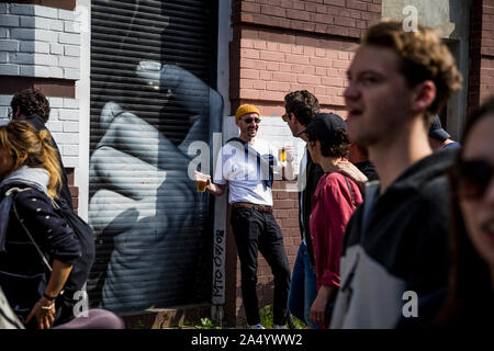 Festivalgoers vicino a Jack Nicholson artwork il giorno di maggio 2019 a Berlino, Germania Foto Stock