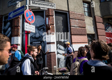 Festivalgoers vicino a Jack Nicholson artwork il giorno di maggio 2019 a Berlino, Germania Foto Stock