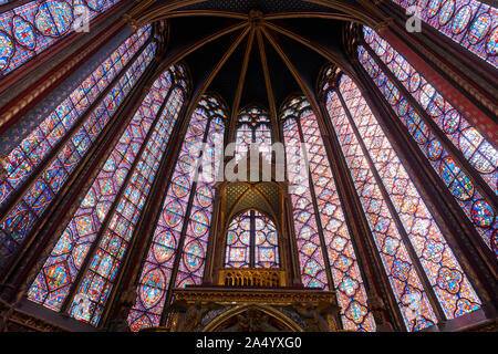 Vista interna e dettagli della vetrata della cappella di Santa (Sainte Chapelle) di Parigi, Francia. Royal gotica chiesa medievale situato nel cento Foto Stock