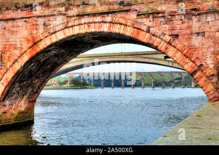 Il Ponte Vecchio e i Royal Tweed Bridge e Royal Border ponte sopra il fiume Tweed a Berwick Upon Tweed, ,Berwick upon Tweed, Northumberland, Regno Unito Foto Stock