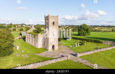 Una veduta aerea di San Giovanni Battista, in Headford, nella contea di Galway, Irlanda. Foto Stock