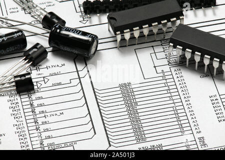 Primo piano dei componenti elettronici, unità, parte, lo schema di circuito, computer e apparecchiature digitali a microchip - DIY kit per imparare, formazione e amb Foto Stock