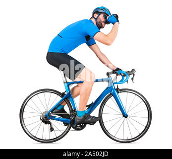 Professional bicicletta road racing ciclista racer in blu sport jersey sul carbonio luce gara bere di acqua in bottiglia. sport Ciclismo Allenamento concep Foto Stock