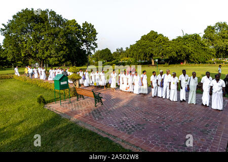 Srilankan devoti in piedi in coda per osservare il luogo di nascita di Buddha a Lumbini, il Nepal Foto Stock