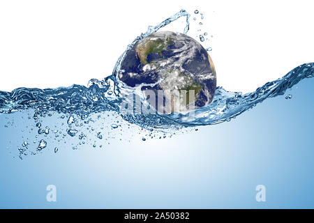 Il pianeta terra globo in onda d'acqua nell'oceano. Il cambiamento climatico il riscaldamento globale concetto isolato su sfondo bianco. Gli elementi di questa immagine arredate Foto Stock