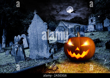 Incandescente arancione zucca di Halloween sul vecchio cimitero di fronte luna piena black raven chiesa oscura notte spooky sfondo horror Foto Stock