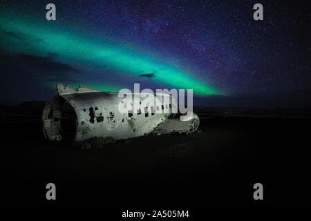 Aurora Boreale sopra il piano Solheimasandur relitto sulla costa meridionale dell'Islanda Foto Stock