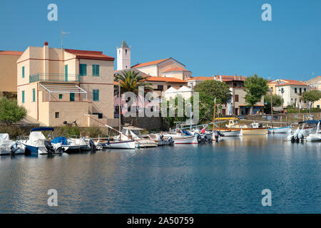 Porto di Stintino / il piccolo porto di Stintino una piccola città sulla punta nord-occidentale dell'isola italiana Sardegna Italia Europa Foto Stock