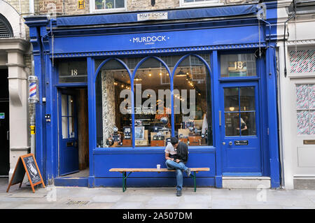 Murdock Londra, un elegante negozio di barbiere in Monmouth Street, Covent Garden, Londra, Inghilterra, Regno Unito Foto Stock