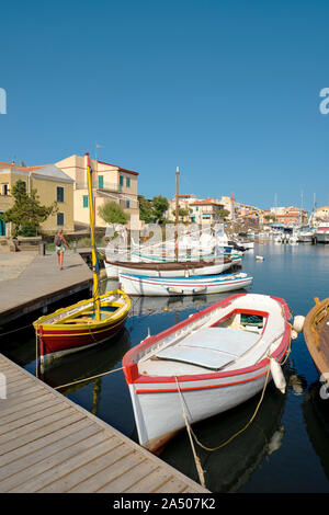 Porto di Stintino / il piccolo porto e le tradizionali barche da pesca di Stintino un piccolo paese di pescatori nel nord ovest della Sardegna Italia Europa Foto Stock