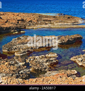 Piscine di roccia a Los Arenetes in San Antnio riserva marina, Les Rotes, Denia, Spagna Foto Stock
