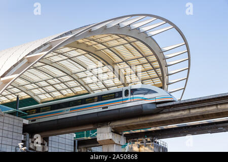 Shanghai, Cina - 27 Settembre 2019: Shanghai Transrapid Maglev a levitazione magnetica treno Longyang Road station in Cina. Foto Stock