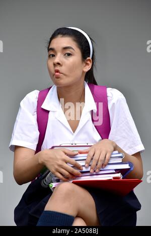 Silly carino studente colombiano adolescente School girl indossano uniformi scolastiche Foto Stock