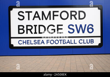 Stamford Bridge firmare all'entrata del Club di Calcio di Chelsea e Fulham Road, Londra SW6, England, Regno Unito Foto Stock