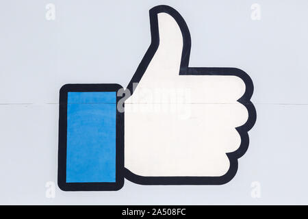 Il Menlo Park, California - 10 Aprile 2019: Facebook Thumbs up come segno del logo presso la sede HQ di Menlo Park, California. Foto Stock