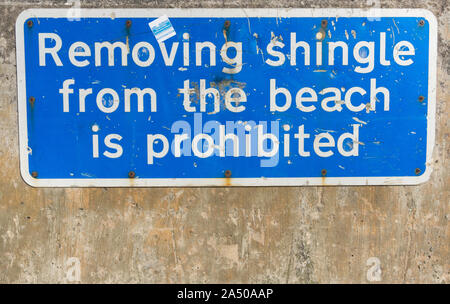 Segno che vieta shingle distacco presso la spiaggia di Stonehaven, Regno Unito Foto Stock