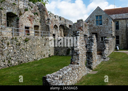 Mura medievali di Carisbrooke, castello sull'Isola di Wight, Regno Unito Foto Stock