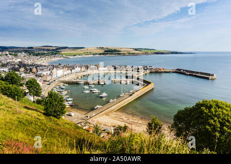 Vista di Stonehaven, Aberdeenshire, Scozia, in una mattinata estiva, che mostra il porto e la baia di Stonehaven Foto Stock