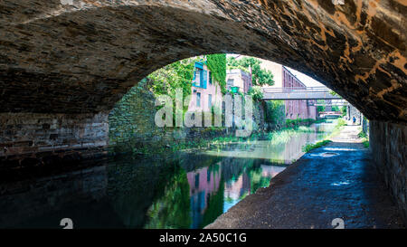 La strada alzaia e ponti in seguito lungo la Chesapeake e Ohio Canal in Georgetown DC Foto Stock