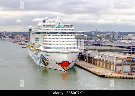 Aida Peria passeggeri nave ormeggiata presso la Queen Elizebeth 11 Cruise Terminal di Southampton, Hampshire, Regno Unito. Foto Stock