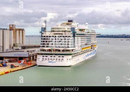 Aida Peria passeggeri nave ormeggiata presso la Queen Elizebeth 11 Cruise Terminal di Southampton, Hampshire, Regno Unito. Foto Stock