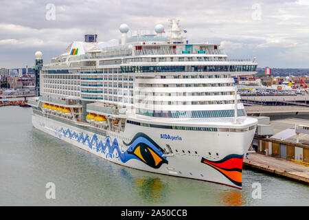 Aida Peria passeggeri nave ormeggiata presso la Queen Elizebeth 11 Cruise Terminal di Southampton, Hampshire, Regno Unito. Foto Stock