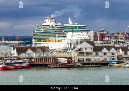 Royal Caribbean Cruise Ship indipendenza dei mari ormeggiata nel porto di Southampton, Hampshire, Regno Unito. Foto Stock