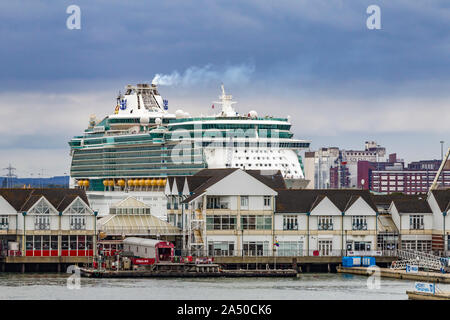 Royal Caribbean Cruise Ship indipendenza dei mari ormeggiata nel porto di Southampton, Hampshire, Regno Unito. Foto Stock