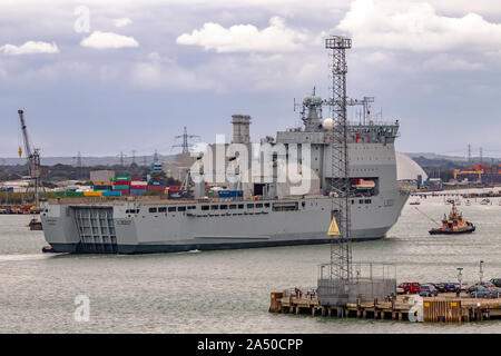 Royal Fleet nave ausiliaria RAF Lyme Bay che arrivano a Southampton docks, Hampshire, Regno Unito. Foto Stock