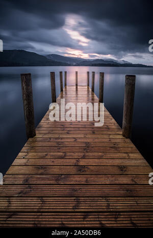 Pontile Ashness con un moody tramonto sulla Derwent Water, Lake District, REGNO UNITO Foto Stock