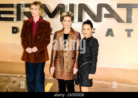 Il Mandarin Oriental Hotel, Londra, Regno Unito. Il 17 ottobre 2019. Mackenzie Davis, Linda Hamilton e Natalia Reyes pone a Photocall per terminatore: DARK destino. Mackenzie Davis, Linda Hamilton , Natalia Reyes. Foto di Julie Edwards./Alamy Live News Foto Stock