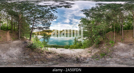 Visualizzazione panoramica a 360 gradi di Piena sferica perfetta hdri panorama a 360 gradi angolo di visione su Limestone Coast di enormi verde lago o fiume vicino alla foresta in giornata estiva con belle c
