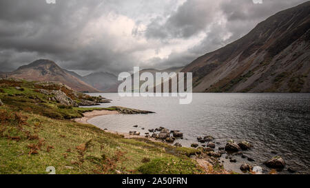 Una vista panoramica di Wastwater nell'wester Lake District. guardando le montagne con un cielo tempestoso Foto Stock