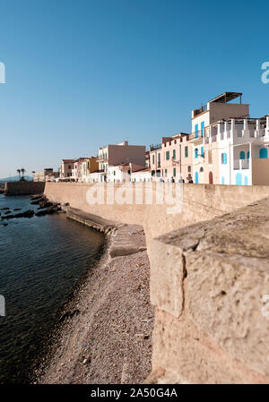 La città di Alghero sulla costa nord-occidentale della Sardegna, Italia. Circondato da antiche mura, è conosciuto per i suoi ciottoli vecchio centro - Sardegna Italia Europa Foto Stock