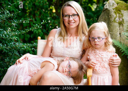 Madre con le figlie, 6 anni, 3 anni, due ragazze fratelli, ritratto, Karlovy Vary, Repubblica Ceca Foto Stock