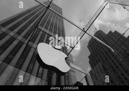 Questa foto è stata scattata dalle scale della Quinta Avenue Apple Store di Manhattan. NYC. Foto Stock