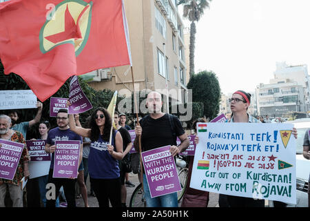 Tel Aviv, Israele. 17 ottobre, 2019. I manifestanti portano curdo Partito Laburista di bandiere e cartelli a sostegno dei curdi e condannare la Turchia offensiva nel nord-est della Siria Come essi dimostrano al di fuori dell'Ambasciata turca in Israele. Credito: Nir Alon/Alamy Live News. Foto Stock