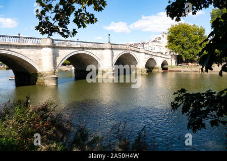 Richmond Bridge attraverso il Fiume Tamigi in estate Foto Stock