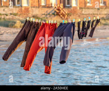 Lavaggio e asciugatura su una linea di abbigliamento Foto Stock