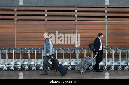 Aeroporto di Cork, Irlanda - 25 Settembre 2019: passeggeri con bagagli a piedi e dal parcheggio in aeroporto di Cork Foto Stock